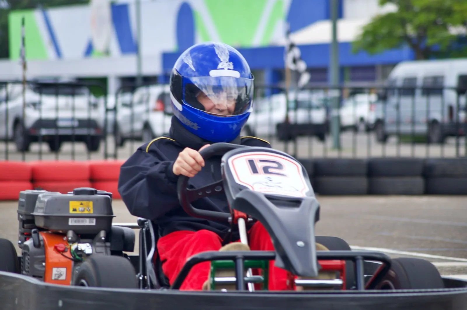 Criança pilotando kart na pista do Kart Sport Campinas