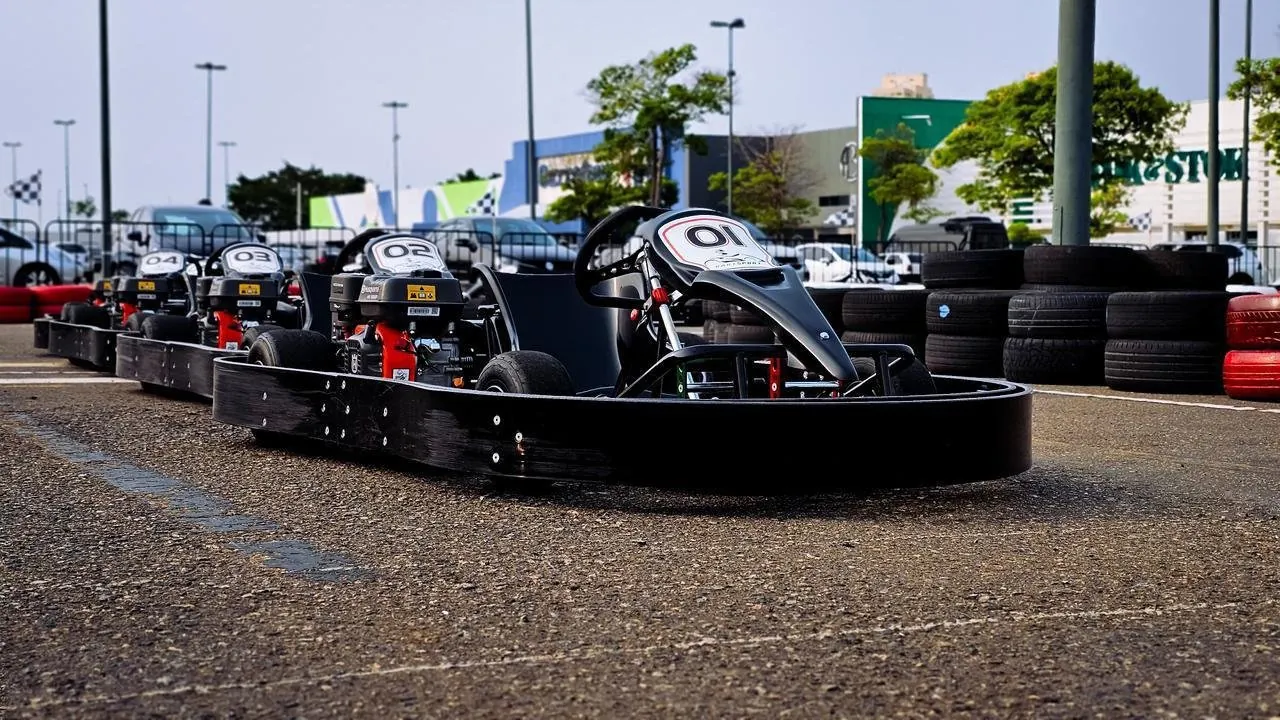 Karts enfileirados prontos para a corrida