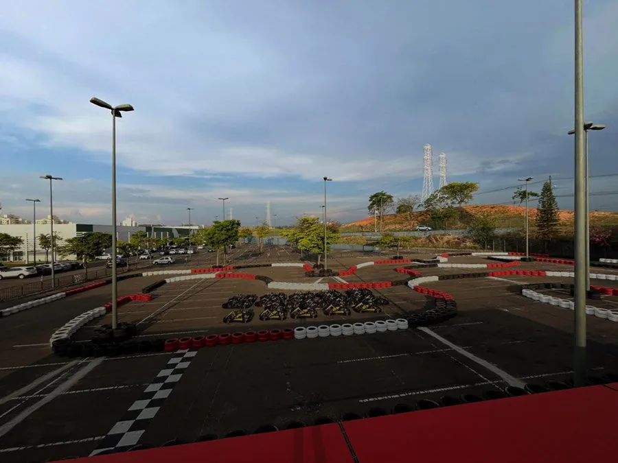 Vista da pista de kart no estacionamento do Shopping Iguatemi Campinas
